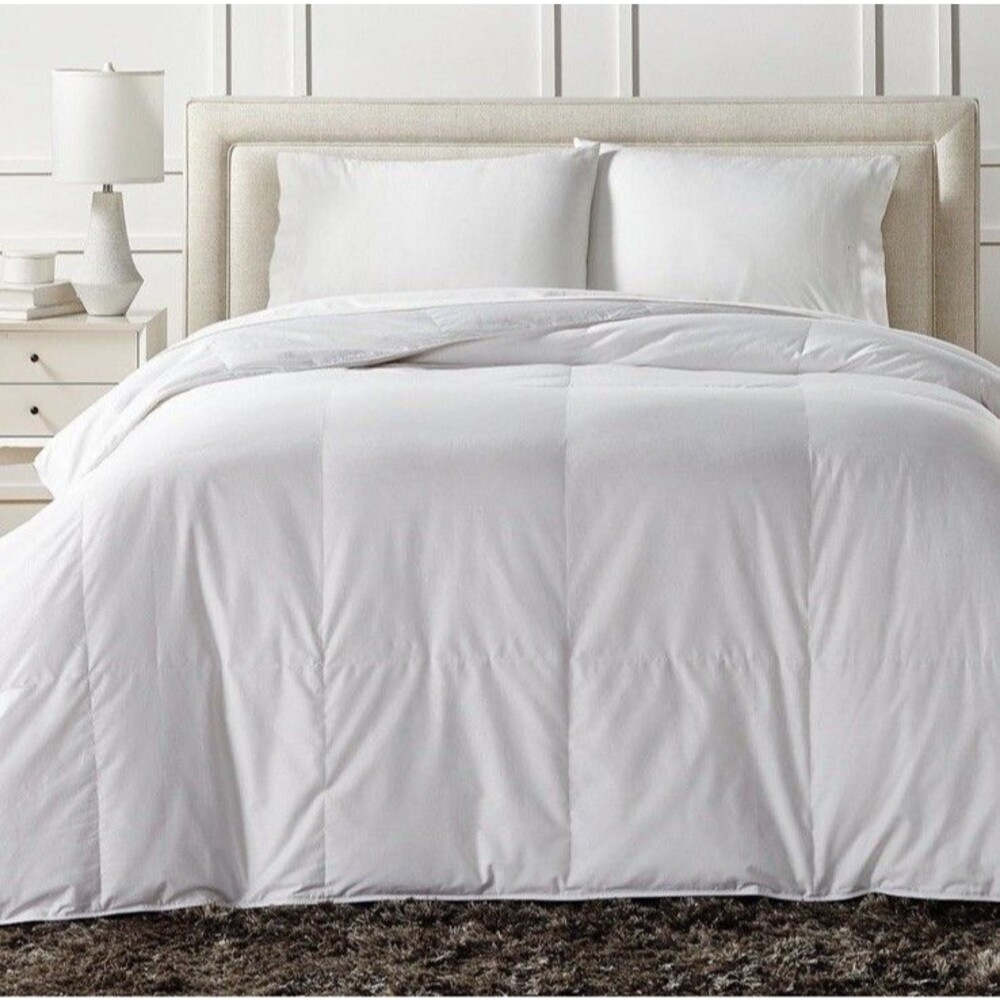 Charter Club $300 Full/ Queen White Down Light Weight Comforter